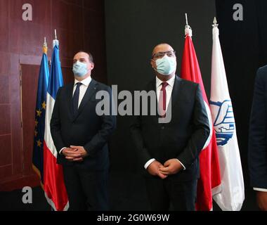 Tunis, Tunisie. 1er janvier 2000. Le Premier ministre tunisien Hichem Mechichi (R) pose une photo avec son homologue français Jean Castex (L) au forum économique de Tunis le 3 juin 2021. Photo de Mohamed Hammi/Pool/ABACAPRESS.COM crédit: Abaca Press/Alay Live News Banque D'Images