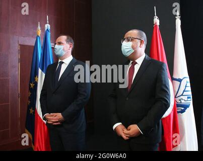 Tunis, Tunisie. 1er janvier 2000. Le Premier ministre tunisien Hichem Mechichi (R) pose une photo avec son homologue français Jean Castex (L) au forum économique de Tunis le 3 juin 2021. Photo de Mohamed Hammi/Pool/ABACAPRESS.COM crédit: Abaca Press/Alay Live News Banque D'Images