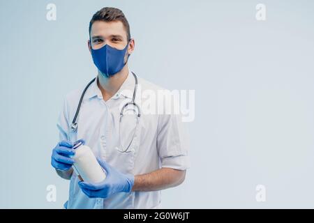 Médecin européen tenant une bouteille de pilules Banque D'Images