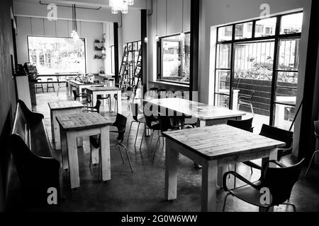 JOHANNESBURG, AFRIQUE DU SUD - 06 janvier 2021: Johannesburg, Afrique du Sud - 13 décembre 2012: Vue intérieure d'un café et d'une boulangerie vides Banque D'Images
