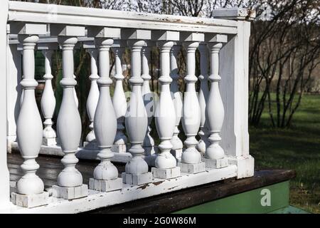 Anciennes rambardes de terrasse avec balusters en bois peint. Modèle d'architecture classique, fragment extérieur Banque D'Images