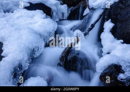 Détail de la neige et de la glace dans la cascade de Ratera pendant l'hiver (Parc national d'Aigüestortes i Estany de Sant Maurici, Catalogne, Espagne, Pyrénées) Banque D'Images