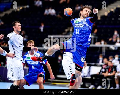 Hambourg, Allemagne. 03ème juin 2021. Handball: Coupe DHB, TBV Lippe Lemgo - THW Kiel, tour principal, quatre finales, demi-finale. Christoph Theuerkauf de Lemgo s'affirme au cercle. Credit: Axel Heimken/dpa/Alay Live News Banque D'Images