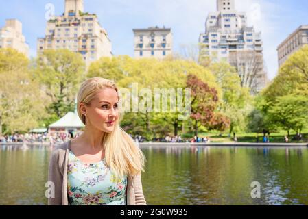Femme romantique dans le parc de printemps ensoleillé Banque D'Images