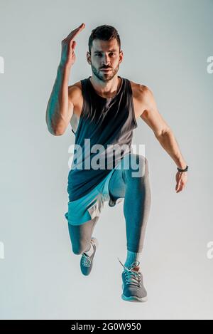 Un jeune barbu a été un coureur européen sérieux en saut Banque D'Images