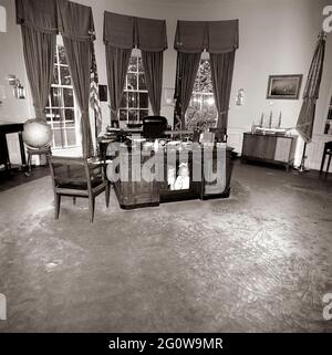 ST-C221-1-63 22 JUIN 1963 Caroline, fille du Président John F. Kennedy, et une amie sous le bureau du Président dans le Bureau ovale de la Maison Blanche. Veuillez créditer « Cecil Stoughton (Harold Sellers) ». Photos de la Maison Blanche. John F. Kennedy Presidential Library and Museum, Boston Banque D'Images