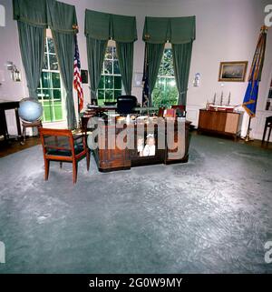 ST-C221-1-63 22 JUIN 1963 Caroline, fille du Président John F. Kennedy, et une amie sous le bureau du Président dans le Bureau ovale de la Maison Blanche. Veuillez créditer « Cecil Stoughton (Harold Sellers) ». Photos de la Maison Blanche. John F. Kennedy Presidential Library and Museum, Boston Banque D'Images