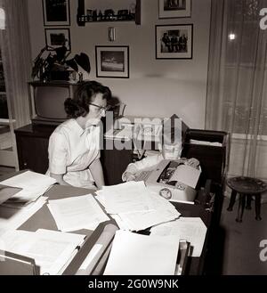 KN-C28846 30 mai 1963 John F. Kennedy, Jr., avec le président Kennedy, Evelyn Lincoln, l'infirmière Maude Shaw, Aide navale au capitaine Tazewell Shepard, président, et à d’autres personnes au bureau du secrétaire du président avant les cérémonies du jour du souvenir. Merci de noter Robert Knudsen. Photos de la Maison Blanche. John F. Kennedy Presidential Library and Museum, Boston Banque D'Images