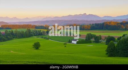 Vue panoramique sur les alpes bavaroises en allemagne avec une belle lumière pendant un coucher de soleil d'été, vue de Feldkirchen-Westerham, Bavière. Banque D'Images
