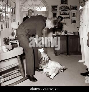 KN-C28849 30 mai 1963 John F. Kennedy, Jr., avec le président Kennedy, Evelyn Lincoln, l'infirmière Maude Shaw, Aide navale au capitaine Tazewell Shepard, président, et à d’autres personnes au bureau du secrétaire du président avant les cérémonies du jour du souvenir [les dommages sont originaux au négatif.] Merci de noter Robert Knudsen. Photos de la Maison Blanche. John F. Kennedy Presidential Library and Museum, Boston Banque D'Images