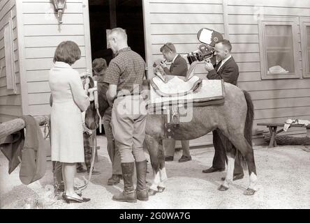 KN-27625 31 mars 1963 week-end au Camp David. Le Président John F. Kennedy, la première Dame Jacqueline B. Kennedy et d'autres personnes avec 'Macaroni' dans une selle marocaine, un don du Roi Hassan II, pendant un week-end au Camp David. Merci de noter Robert Knudsen. Photos de la Maison Blanche. John F. Kennedy Presidential Library and Museum, Boston Banque D'Images