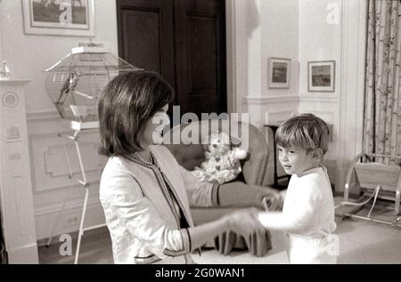 27 novembre 1962 la première dame Jacqueline Kennedy joue avec son fils John F. Kennedy, Jr. Dans la pépinière de la Maison Blanche. Washington, D.C. Banque D'Images