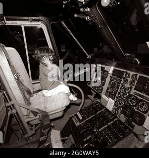 31 mars 1963 John F. Kennedy, Jr. Assis au siège du pilote d'un hélicoptère au Camp David. Banque D'Images