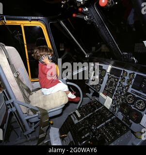 31 mars 1963 John F. Kennedy, Jr. Assis au siège du pilote d'un hélicoptère au Camp David. Banque D'Images