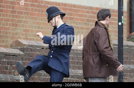 Harry Styles sur le set de Michael GrandageÕs dernier film mon policier. Le film est adapté du livre acclamé de Behan Roberts et se trouve dans la ville balnéaire de Brighton, en Angleterre, sous les étoiles de 1950Õs Harry Styles, Emma Corrin et David Dawson. Photo de JAMES BOARDMAN Banque D'Images