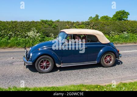 1968 60s Old Type VW Blue Volkswagen 1500cc Beetle essence convertible, en route vers Capesthorne Hall Classic May car show, Cheshire, Royaume-Uni Banque D'Images