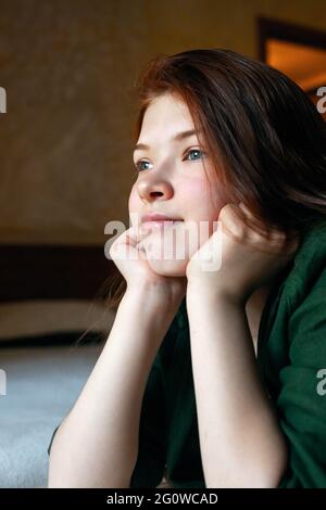 portrait vertical d'une adolescente à tête rouge heureuse Banque D'Images