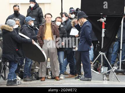 Harry Styles sur le set de Michael GrandageÕs dernier film mon policier. Le film est adapté du livre acclamé de Behan Roberts et se trouve dans la ville balnéaire de Brighton, en Angleterre, sous les étoiles de 1950Õs Harry Styles, Emma Corrin et David Dawson. Photo de JAMES BOARDMAN Banque D'Images