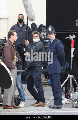 Harry Styles sur le set de Michael GrandageÕs dernier film mon policier. Le film est adapté du livre acclamé de Behan Roberts et se trouve dans la ville balnéaire de Brighton, en Angleterre, sous les étoiles de 1950Õs Harry Styles, Emma Corrin et David Dawson. Photo de JAMES BOARDMAN Banque D'Images