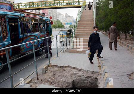 Pakistan. 3 2021 juin : les navetteurs passent à proximité d'un trou principal ouvert d'assainissement à proximité du pont piétonnier qui peut causer tout accident, en particulier la nuit, montrant la négligence des départements concernés, situé sur la route Shahrah-e-Faisal à Karachi le jeudi 03 juin 2021. Credit: Asianet-Pakistan/Alamy Live News Banque D'Images