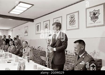 ST-330-10-63 25 juin 1963 Voyage en Europe: Allemagne, Hanau: Le Président Kennedy a un déjeuner avec les troupes américaines enrôlé et leurs officiers à Fliegerhorst Kaserne, 12:15 Veuillez créditer 'Cecil Stoughton. Photos de la Maison Blanche. John F. Kennedy Presidential Library and Museum, Boston Banque D'Images