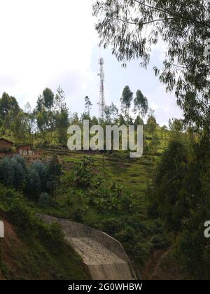 Antenne relais de téléphone mobile sur une colline au Rwanda Banque D'Images