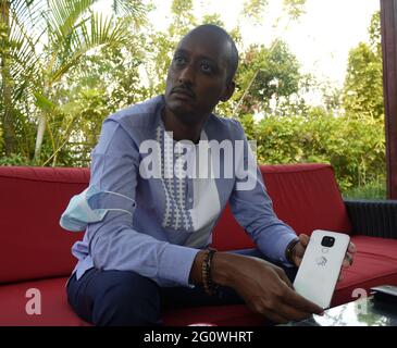 Eddy Sebera, directeur général de MaraPhone au Rwanda, première entreprise de smartphones à produire en Afrique Banque D'Images