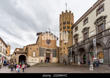 Orvieto, Italie, avril 2019 : l'église de Sant Andrea et Bartolomeo à Orvieto, située à côté de l'hôtel de ville dans la belle place Repubblica, Ombrie, Italie Banque D'Images