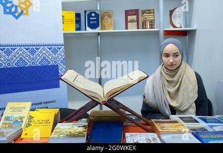 Jeune fille musulmane présente des livres islamiques dans la librairie, Quran placé sur le comptoir Banque D'Images