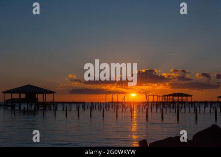 Le soleil se couche au-delà d'un quai à Fairhope, Alabama, sur Mobile Bay. Banque D'Images