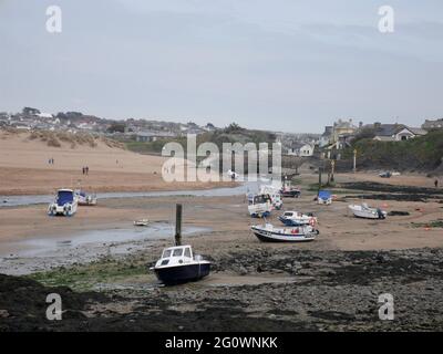 Bateaux sur Summerleaze Beach Bude Cornwall à marée basse Banque D'Images