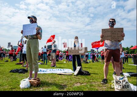 La Haye, pays-Bas. 03ème juin 2021. Plusieurs étudiants sont vus en possession de placards contre le système de prêt étudiant pendant la démonstration.syndicats étudiants LSVb (Landelijke Studentenvakbond signifiant Union nationale des étudiants) et FNV (Federatie Nederlandse Vakbeweging signifiant Fédération des syndicats néerlandais) Young and United a organisé une grève nationale des étudiants au Mallieveld à la Haye, où des milliers d'étudiants se sont réunis pour exiger la fin du système de prêt, une subvention de base sans dette et une indemnisation pour toutes les années qu'ils ont dû emprunter. Crédit : SOPA Images Limited/Alamy Live News Banque D'Images