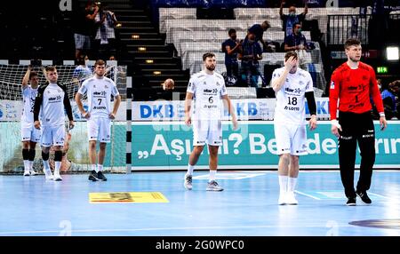 Hambourg, Allemagne. 03ème juin 2021. Handball: Coupe DHB, TBV Lippe Lemgo - THW Kiel, tour principal, quatre finales, demi-finale. Les joueurs de Kiel quittent le terrain. Credit: Axel Heimken/dpa/Alay Live News Banque D'Images