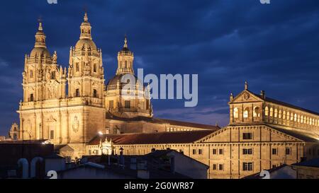 Salamanque la nuit, Espagne. Église de la Clerecia et Université pontificale. Vue panoramique, paysage urbain Banque D'Images