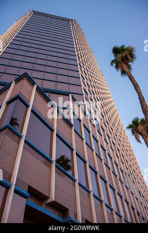 TUCSON, ÉTATS-UNIS - 03 juin 2021 : le Landmark Bank of America Building photographié au coucher du soleil dans le centre-ville de Tucson, Arizona Banque D'Images