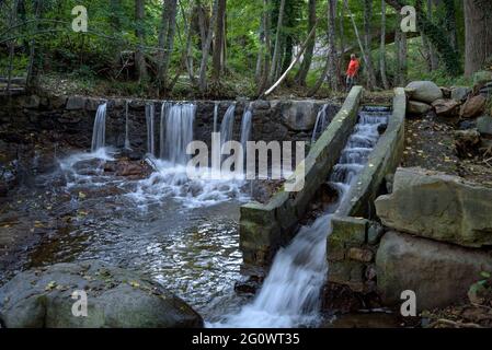 Cascade dans la rivière principale de la Riera, à côté de Viladrau, à Montseny (Catalogne, Espagne) Banque D'Images