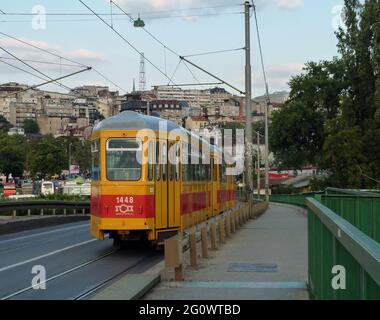 BELGRADE, SERBIE - 05 mai 2014 : Belgrade, Serbie, 5 mai 2014 : tramway passant du pont Banque D'Images