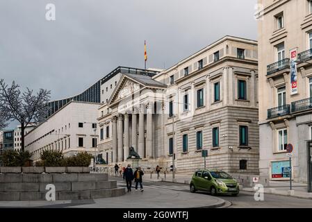 Madrid, Espagne - 31 janvier 2021 : rue Carrera de San Jeronimo et Parlement espagnol, également connu sous le nom de Las Cortes ou Congrès des députés d'Espagne Banque D'Images