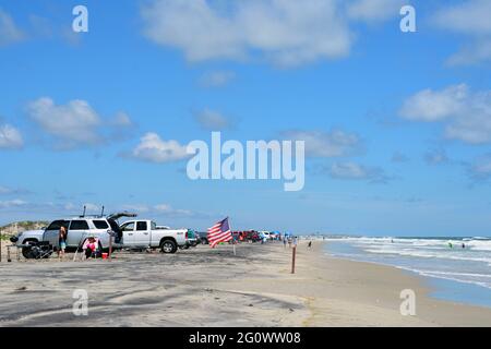 Des véhicules à quatre roues motrices longent l'eau le long de la plage de Nags Head sur les rives extérieures de la Caroline du Nord. Banque D'Images