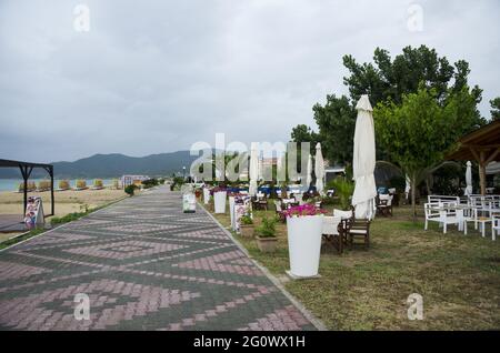 Cafés et restaurants sur la promenade de Sarti, Sithonia, Halkidiki, Grèce. Banque D'Images