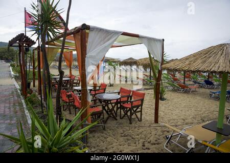 Cafés et restaurants sur la promenade de Sarti, Sithonia, Halkidiki, Grèce. Banque D'Images