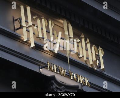 New York, États-Unis. 03ème juin 2021. Harry Potter New York, le premier magasin vedette officiel « Harry Potter » au monde, ouvre ses portes aujourd'hui et présente la plus grande collection de marchandises « Harry Potter » et « fantastiques bêtes » sous un seul toit, le jeudi 3 juin 2021 à New York. Photo de John Angelillo/UPI crédit: UPI/Alay Live News Banque D'Images