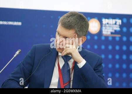 Saint-Pétersbourg, Russie. 03ème juin 2021. Maksim Reshetnikov, ministre du développement économique de la Fédération de Russie, s'exprime au Forum économique international de Saint-Pétersbourg sur les « Frances de Russie ». Crédit : SOPA Images Limited/Alamy Live News Banque D'Images