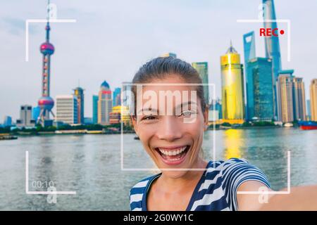 Happy China Travel selfie Asian touriste femme vlogging en ligne enregistrement videoblog vlog vidéo. Jeune fille souriante tenant un téléphone photo au Bund at Banque D'Images