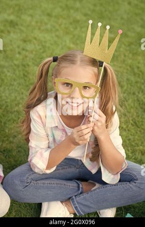 Parce que vous en vaut la peine. Bonne fille porte une couronne et des lunettes. Grand patron. Couronne de la reine de beauté. Couronne de fête. Symbole Coronate. Carnaval de la mode Banque D'Images