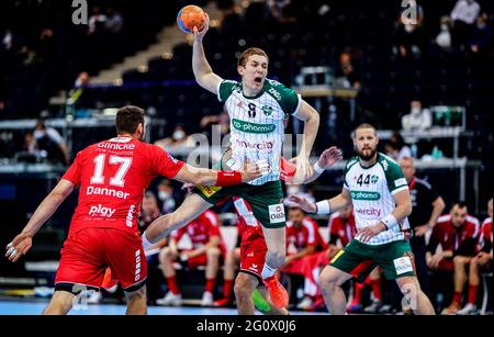 Hambourg, Allemagne. 03ème juin 2021. Handball: Coupe DHB, MT Melsungen - TSV Hannover-Burgdorf, tour principal, finale quatre, demi-finale. Veit Mävers de Hanovre s'affirme au cercle. Credit: Axel Heimken/dpa/Alay Live News Banque D'Images