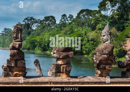 Statues de devas sur le pont d'Angkor Thom. Au Cambodge les guerriers et les dieux sculptés en pierre Banque D'Images