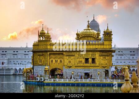 Amritsar, Inde - 06 novembre 2016 : le Harmindar Sahib, également connu sous le nom de Golden Temple Amritsar. Sikhisme lieu religieux de culte. Or sikh gurdwara Banque D'Images