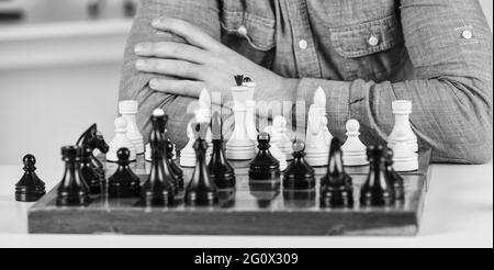 Logiques de développement. Apprendre jouer aux échecs. Un mauvais déplacement annule les bons. Figures sur un échiquier en bois. Réfléchir à l'étape suivante. Leçon d'échecs. Stratégie Banque D'Images