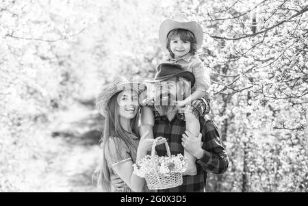 Bonne journée en famille. Mère père et fils mignon. Ferme familiale. Parents qui grandissent petit bébé. Passez du temps ensemble. Belle famille à l'extérieur nature arrière-plan Banque D'Images